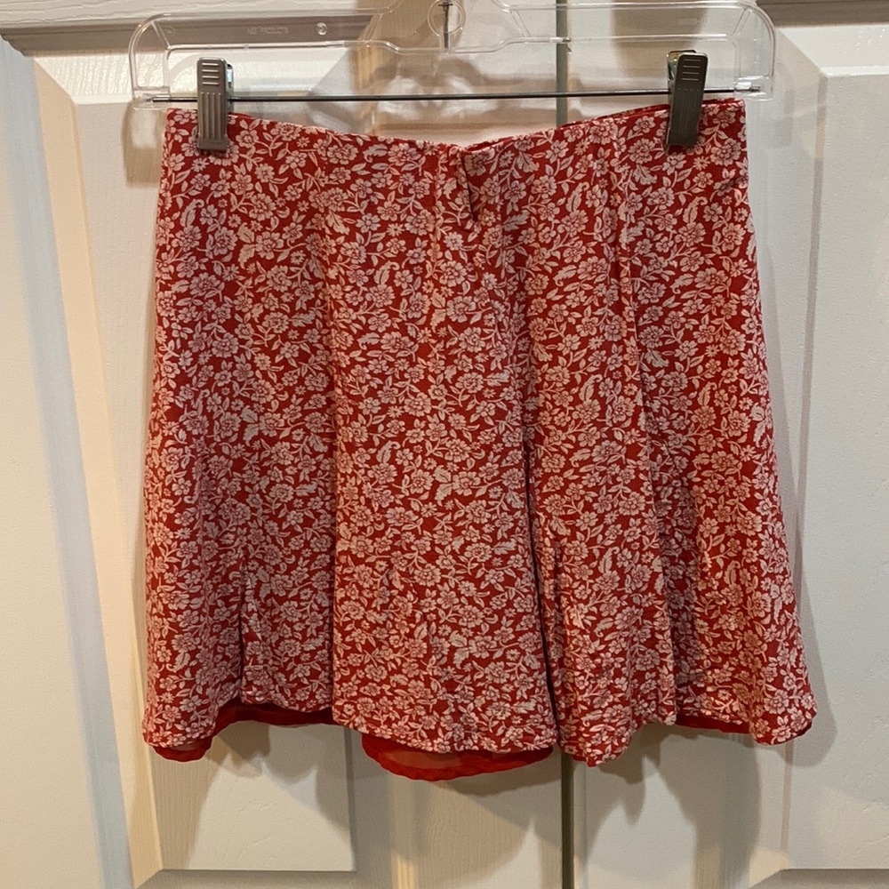 Cute skirt size small can fit medium! From American Eagle!